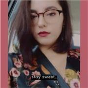 Graduada en Bellas artes, y C.F.G.S en Estilismo de Indumentaria, y Diseño y edición de publicaciones impresas y multimedia.